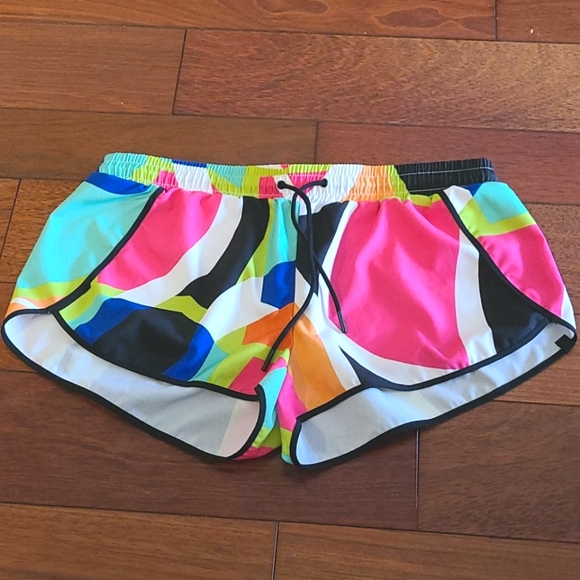 Fabletics Carrie abstract Neon print shorts - Picture 4 of 13